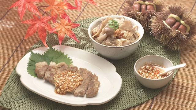 キノコの炊き込みご飯と豚肉のネギダレ