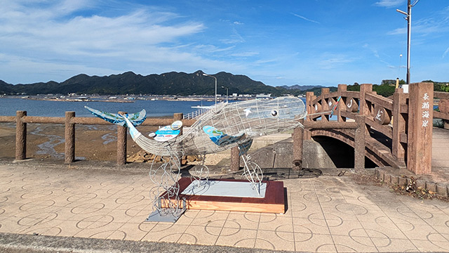 スナメリ型オブジェを江田島市の長瀬海水浴場に設置しました。その1
