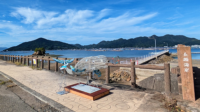 スナメリ型オブジェを江田島市の長瀬海水浴場に設置しました。その２